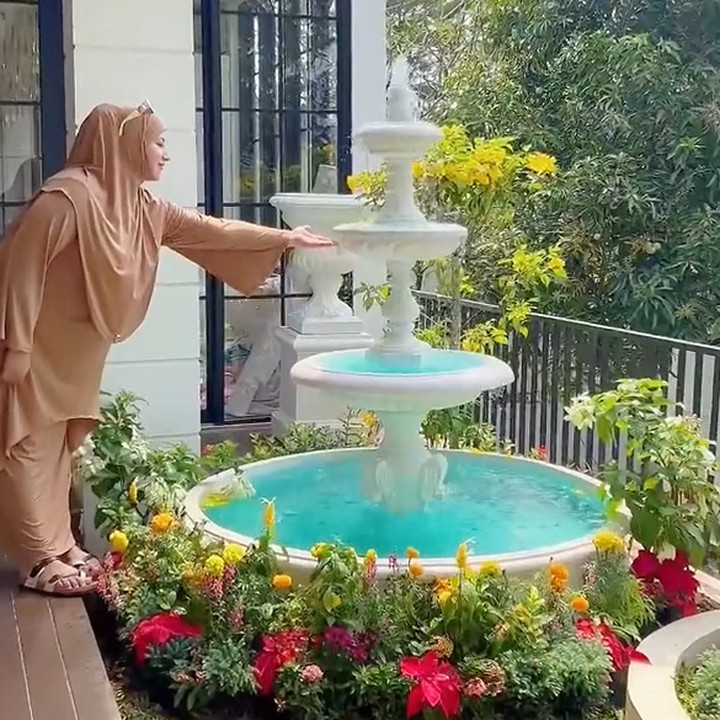 <p>Tasyi bercerita, sejak kecil ia bermimpi untuk memiliki taman bunga yang dilengkapi air mancur. "Aku dari kecil pengen banget punya air mancur. Biasa lah, anak kecil kebanyakan nonton <em>princess</em> pasti kebanyakan menghkhayal di masa dewasanya," kenang Tasyi. (Foto: TikTok @tasyiiathasyia)</p>
