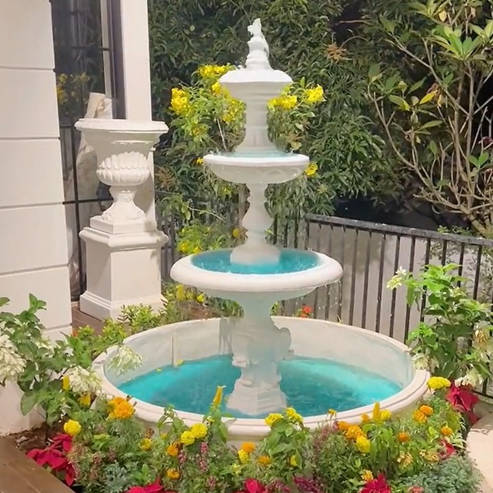 <p>Salah satu keistimewaan di taman lantai dua rumah Tasyi adalah air mancur bernuansa klasik. Airnya berwarna biru jernih dan menambah kesan sejuk di area taman. (Foto: TikTok @tasyiiathasyia)</p>