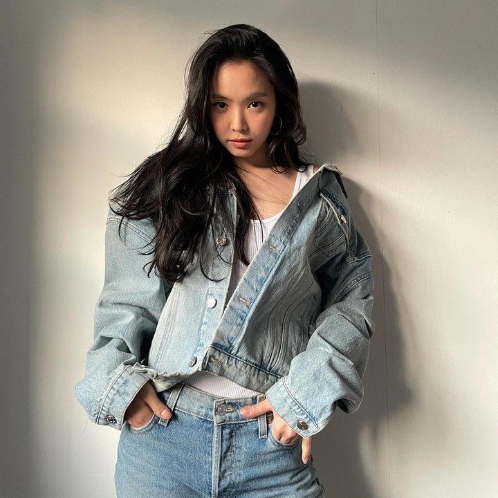 <p>Gaya Son Naeun di kehidupan sehari-hari tak kalah memesona dari penampilannya di drama Korea. Ia punya padu padan busana modis di berbagai kesempatan. Tengok saja potretnya ketika berpose dalam balutan <em>outfit</em> bergaya<em> denim on denim</em> yang kasual. (Foto: Instagram @marcellasne_)</p>