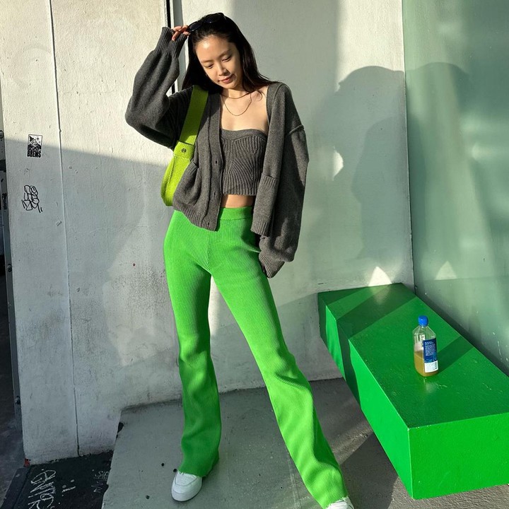 <p>Tampil nyentrik dengan sentuhan <em>pop of colour,</em> Son Naeun memadukan celana berwarna hijau cerah dengan<em> knitted cardigan</em> abu-abu. (Foto: Instagram @marcellasne_)</p>