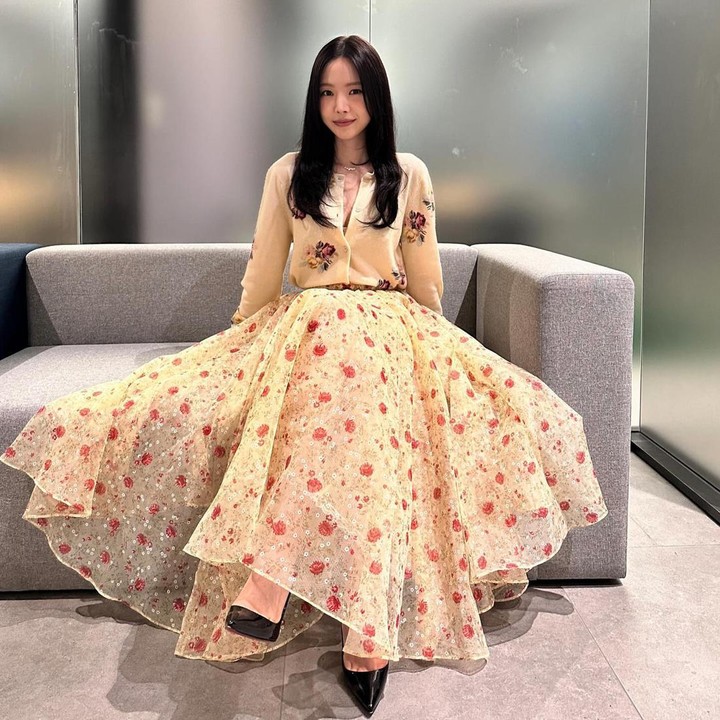 <p>Son Naeun tampil memesona ketika menghadiri acara promosi drama Korea <em>Romance in the House</em>. Pemeran Byeon Mi Rae ini mengenakan rok floral berbahan <em>tille</em> dengan <em>cardigan</em> bercorak serupa. (Foto: Instagram @marcellasne_)</p>