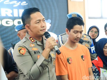 Momen Kameramen Pukul Kepala Armor Saat Digelandang Polisi usai Konferensi Pers