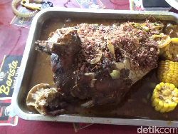 Sensasi Nikmat Menyantap Tengkleng Kepala Kambing Utuh di Lumajang