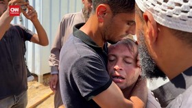 VIDEO: Tangis Pria Gaza Bayi Kembarnya Tewas Dirudal Israel