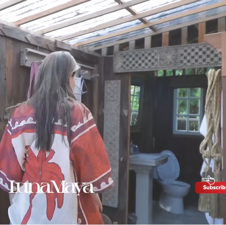 <p>Kamar mandi pondok dihiasi dengan ornamen ukiran kayu yang memberi kesan etnik. Saat melihat area kamar mandi, Luna Maya tampak kebingungan. Ia tidak menemukan <em>shower</em> di ruangan tersebut. (Foto: YouTube Luna Maya)</p>