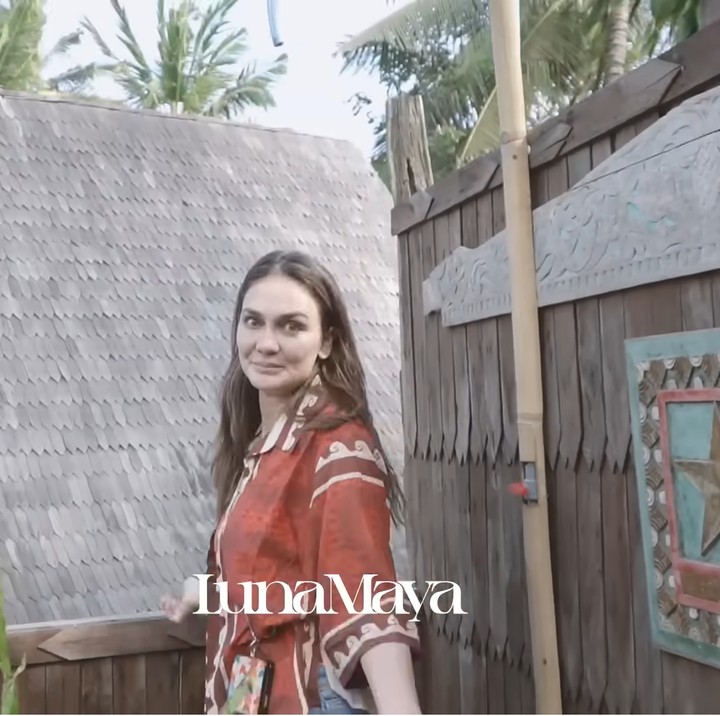<p>Villa Pondok Pisang mengusung konsep alami, Bunda. Sebagian besar materialnya terbuat dari unsur alam seperti kayu dan batu-batuan. "Ini seperti di pedesaan ya," ucap Luna Maya dalam videonya. (Foto: YouTube Luna Maya)</p>