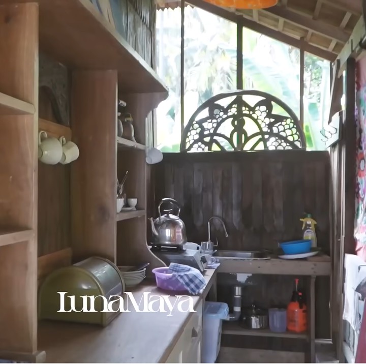 <p>Di sebalah kamar, terdapat dapur mini yang menyimpan berbagai peralatan masak sederhana seperti teko, cangkir, gelas, mangkuk hingga toples. "Ini agar tamu bisa membuat air hangat," kata ibunda Luna. (Foto: YouTube Luna Maya)</p>