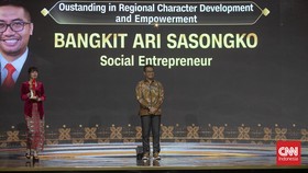 Bangkit Ari Sasongko Terima Penghargaan CNN Indonesia Awards