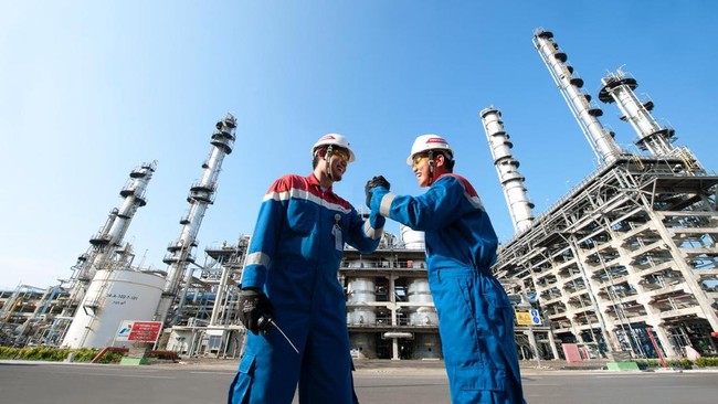 Pertamina berhasil berada di peringkat pertama dalam daftar Fortune Indonesia 100 berkat transformasi BUMN yang dicanangkan pemerintah.
