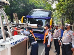 Bus Mogok Bikin Macet, Polisi Urai Lalin di Jalan TB Simatupang