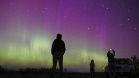 FOTO: Duet Menawan Aurora Borealis dan Hujan Meteor Perseid