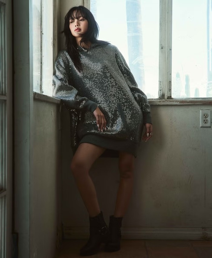 Idol K-Pop ini membuat para penggemar berdecak kagum dengan menjadi artis Asia pertama yang tampil di sampul majalah ELLE Magazine (US) edisi September 39 tahun sejak awal berdiri pada 1985 sebagai bagian dari ekspansi internasional ELLE. / Foto: elle.com