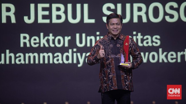 Rektor UMP Jebul Suroso menyabet penghargaan Outstanding Contribution to Educational Development di ajang CNN Indonesia Awards 2024.