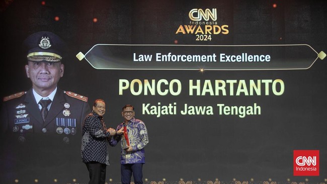 Kepala Kejaksaan Tinggi Jawa Tengah Ponco Hartanto meraih penghargaan Law Enforcement Excellence dalam acara CNN Indonesia Awards.