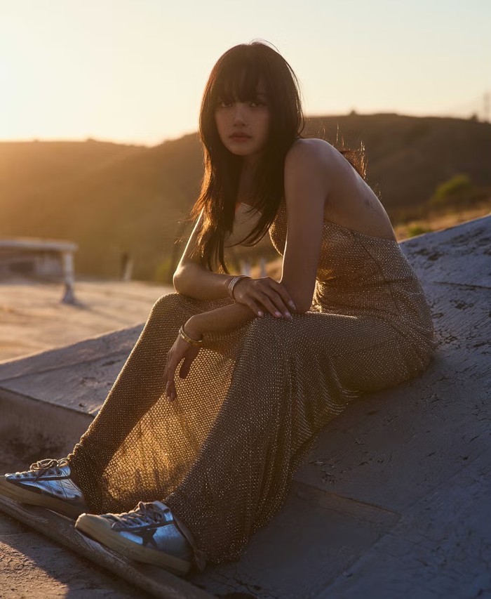 Meski sedang aktif dalam kegiatan individu masing-masing, ia meyakinkan BLINK bahwa ini bukan akhir dari BLACKPINK, terbukti dari semua member BLACKPINK yang setuju untuk memperbarui kontrak dengan YG Entertainment untuk aktivitas grup. / Foto: elle.com