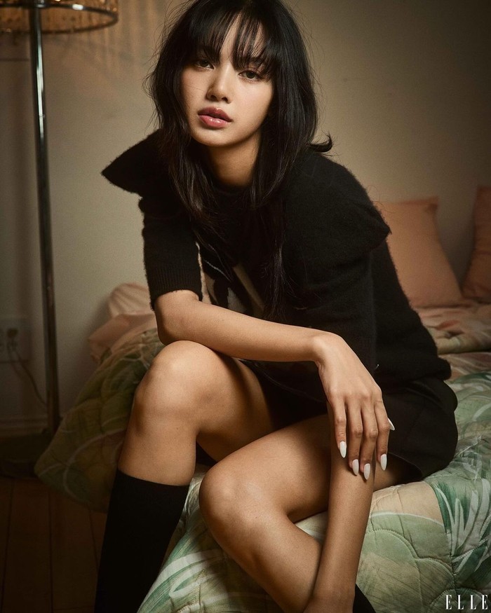 Pada Jumat, (12/8), ELLE Magazine (US) membagikan sampul majalah edisi terbaru yang dihiasi foto Lisa BLACKPINK. Penampilannya saat menjadi model cover majalah itu sukses menarik perhatian BLINK (nama fandom resmi BLACKPINK). / Foto: instagram.com/elleusa