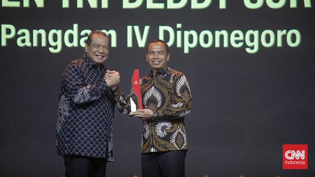 Pangdam IV/Diponegoro Mayjen TNI Deddy Suryadi menerima anugerah Outstanding Military Leadership in Food Security Initiative dalam acara CNN Indonesia Awards.