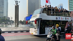 Pawai Emas Olimpiade: Pegawai Kantoran dan Ojol Tumpah ke Jalanan