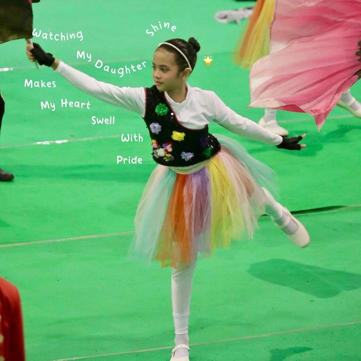 <p>Lenonia sendiri menjadi salah satu anggota Color Guard (CG). Dalam<em> marching band</em>, ia dan teman-teman akan membantu memvisualisasikan penampilan <em>marching band</em> dengan menggunakan berbagai peralatan seperti bendera. (Foto: Instagram: @dhaturembulan)</p>