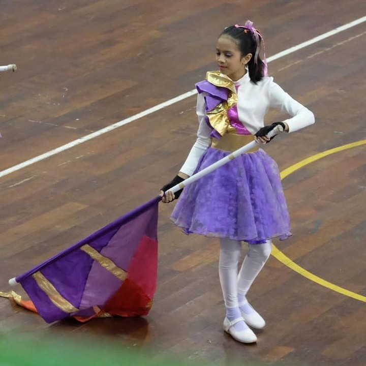 <p>Melihat dari laman Instagram Dhatu Rembulan, dirinya kerap mengunggah momen kala sang putri sulung mengikuti perlombaan <em>marching band.</em> Usut punya usut, ternyata Lenonia tergabung dalam Bahana Bianglala Junior Corps (BBJC). (Foto: Instagram: @dhaturembulan)</p>