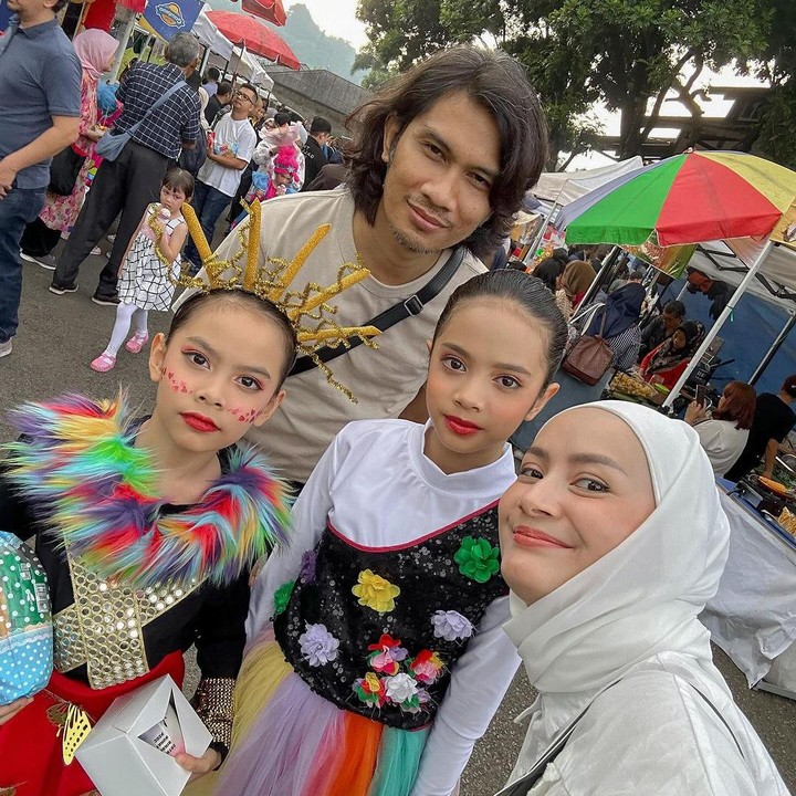 <p>Tria vokalis band The Changcuters menikah dengan Dhatu Rembulan pada tahun 2012, Bunda. Dari pernikahan ini, keduanya pun dikaruniai dua putri yang cantik. (Foto: Instagram: @dhaturembulan)</p>