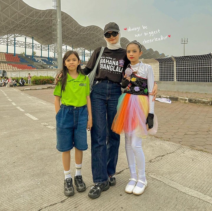 <p>Putri sulungnya memiliki nama unik, yakni Lenonia Maryam Daria. Lenonia kerap menarik perhatian netizen karena sangat berprestasi. (Foto: Instagram: @dhaturembulan)</p>