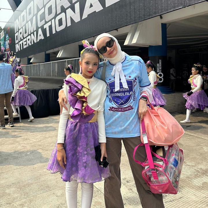 <p>Banyak netizen yang turut merasa bangga dengan Lenonia, Bunda. Tidak sedikit dari mereka yang menyebut Lenonia sangat keren di setiap penampilannya. (Foto: Instagram: @dhaturembulan)</p>