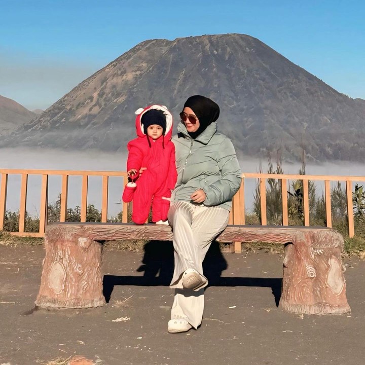 <p>"Ya ampun lucu banget kayak pinguin itu si Gavinnnn," kata seorang netizen dengan emotikon hati. "<em>MasyaAllah</em> <em>Tabarakallah</em> bayi gemassss," ujar netizen lainnya. (Foto: Instagram: @ryana_dea)</p>