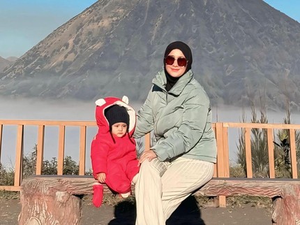 7 Potret Ryana Dea Liburan ke Bromo Bareng Tiga Anak, Si Bungsu Bikin Salfok
