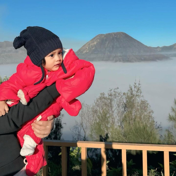 <p>"Bayi 11 bulan sudah dua kali ke Bromo. Kalau aku sudah 4x ke Bromo. Siapa yang sudah pernah ke Bromo juga?" tutur Ryana seraya mengunggah potretnya bersama keluarga dengan latar pegunungan. (Foto: Instagram: @ryana_dea)</p>
