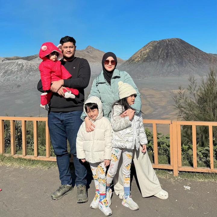<p>Ryana Dea menikah dengan Puadin Redi pada tahun 2016, Bunda. Dari pernikahan ini, keduanya pun dikaruniai tiga orang anak yang menggemaskan. (Foto: Instagram: @ryana_dea)</p>
