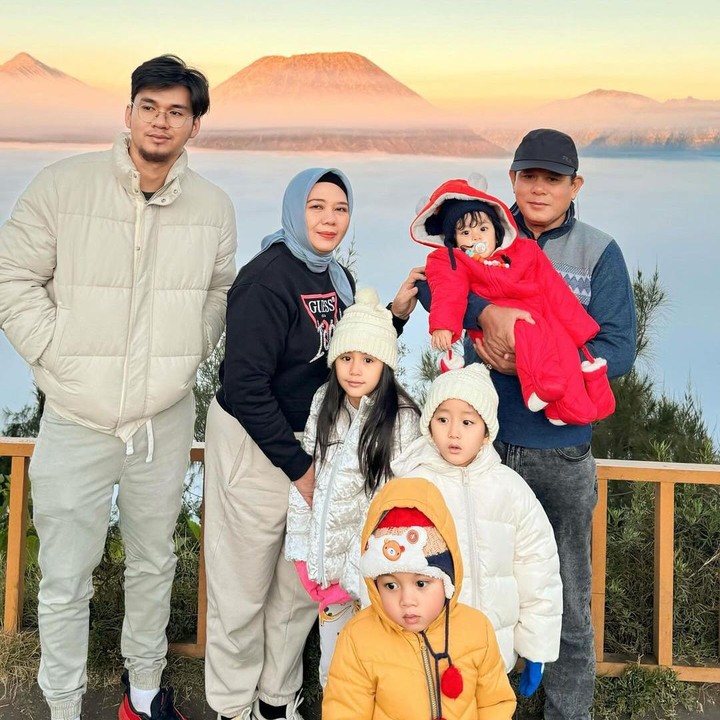<p>Belum lama ini, Ryana Dea membagikan momen kebersamaannya kala berlibur bersama suami dan ketiga anaknya ke Bromo. Wajah si bungsu yang diberi nama Gavin Rafaeyza Redi pun menarik perhatian netizen. (Foto: Instagram: @ryana_dea)</p>