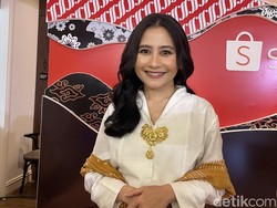 Prilly Latuconsina Bisa Pakai Celana Anak 10 Tahun karena Diet