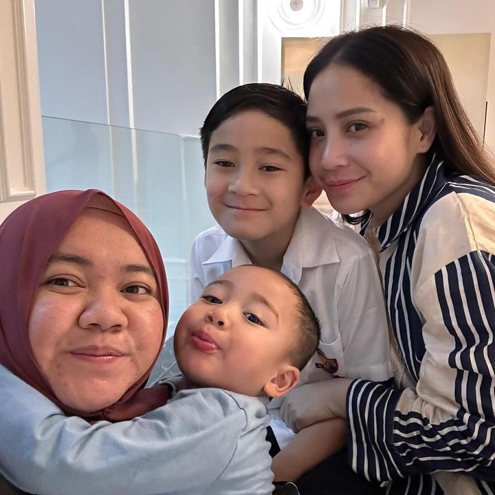 <p>Di usianya yang ke-9 tahun, Rafathar tumbuh menjadi anak yang aktif dan memiliki paras tampan. Putra sulung Raffi Ahmad ini dikenal jago dalam beberapa olahraga, seperti berenang, sepakbola, dan basket. (Foto: Instagram @raffinagita1717)</p>