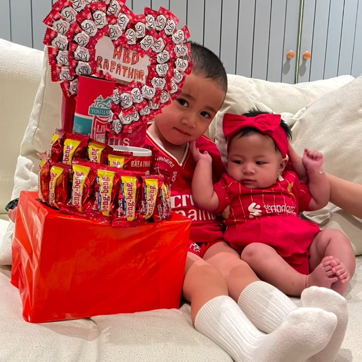 <p>Dalam video ini, Rayyanza memberikan ucapan selamat dengan lancar sambil merangkul Lily. Selamat ulang tahun Aa (Rafathar), semoga panjang umur, sehat selalu, dan makin sukses. Amin, I love you," katanya. (Foto: Instagram @raffinagita1717)</p>