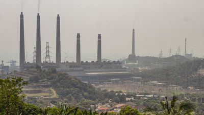 Suasana di PLTU Suralaya, Kota Cilegon, Banten, Kamis (15/8/2024). Menteri Koordinator Bidang Kemaritiman dan Investasi Luhut Binsar Pandjaitan mengatakan berencana akan menutup PLTU Suralaya yang sud