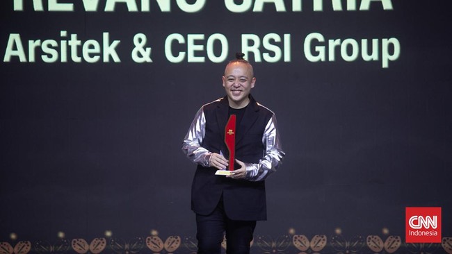 Arsitek Revano Satria mendapat penghargaan Outstanding Young Company and Entrepreneur in Architecture dalam ajang CNN Indonesia Awards kelima.