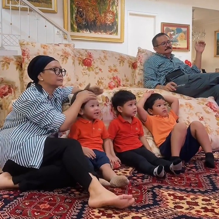 <p>Retno Marsudi juga mengajak para cucu untuk berkumpul di ruang keluarga. Di sana, terdapat sofa dan karpet bernuansa klasik yang menambah kesan <em>cozy.</em> Retno merasa senang bisa berkumpul bersama keluarga tercinta di rumah itu. <em>"It is always nice to be home again,</em>" ucapnya. (Foto: Instagram @retno_marsudi)</p>
