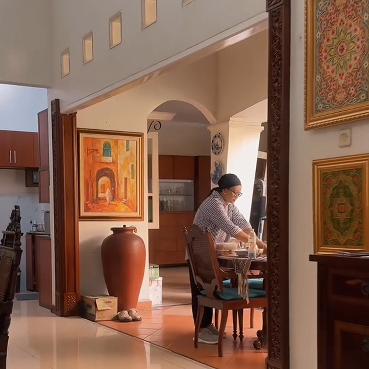 <p>Rumah Menlu Retno Marsudi juga terlihat <em>homey</em> dengan berbagai barang antik mulai dari koleksi gerabah hingga lukisan. (Foto: Instagram @retno_marsudi)</p>