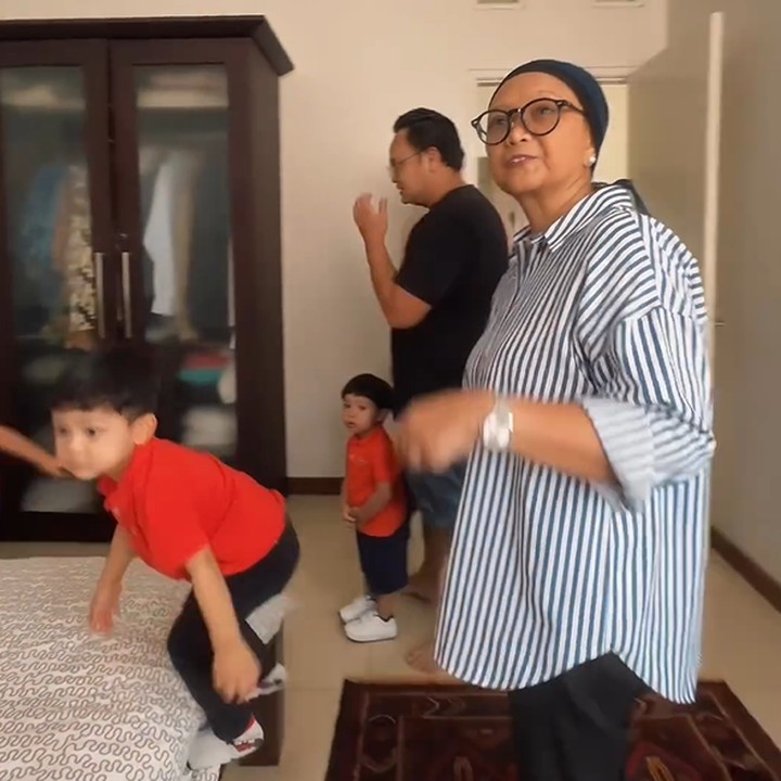 <p>Menteri Luar Negeri Indonesia Retno Marsudi memperlihatkan isi rumahnya yang berada di Depok. Retno bercerita, ia sudah lama tidak berkumpul bersama keluarga besarnya di sana. (Foto: Instagram @retno_marsudi)</p>