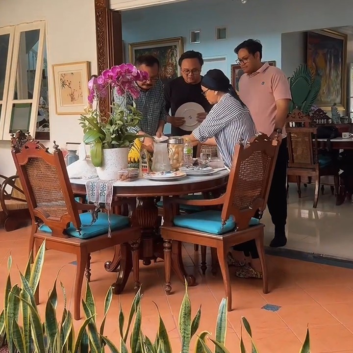 <p>Suasana hangat begitu terasa di halaman rumah tempat Retno menyajikan hidangan untuk para anggota keluarga. (Foto: Instagram @retno_marsudi)</p>