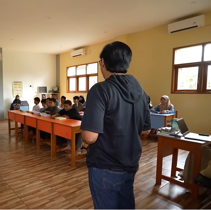 <p>Di halaman belakang rumah, Ustaz Dennis Lim membangun pondok sebagai tempat pendidikan para santri. "Ada 20 santri ini lagi kumpul semua," ucapnya. (Foto: YouTube Taulany TV)</p>