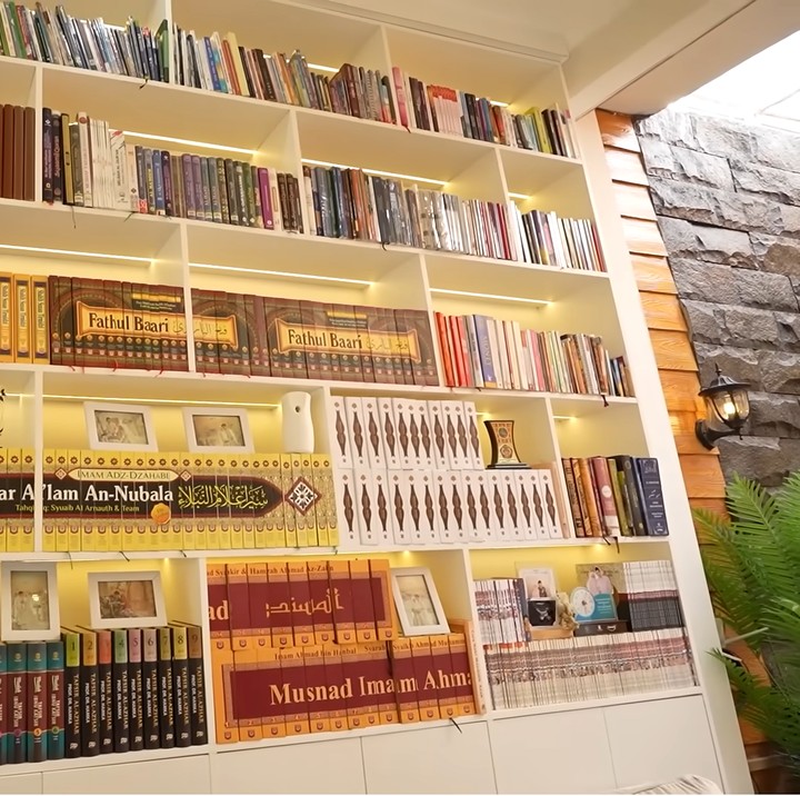 <p>Ustaz Dennis Lim memiliki rak besar berisi koleksi buku Islami dan komik favoritnya. "Ini buku tafsir, lalu yang panjang ini sejarah. Ini sederet ada di atas semua. Disusun di sini. Ini juga ada komik<em> One Piece</em> lengkap," paparnya. (Foto: YouTube Taulany TV)</p>