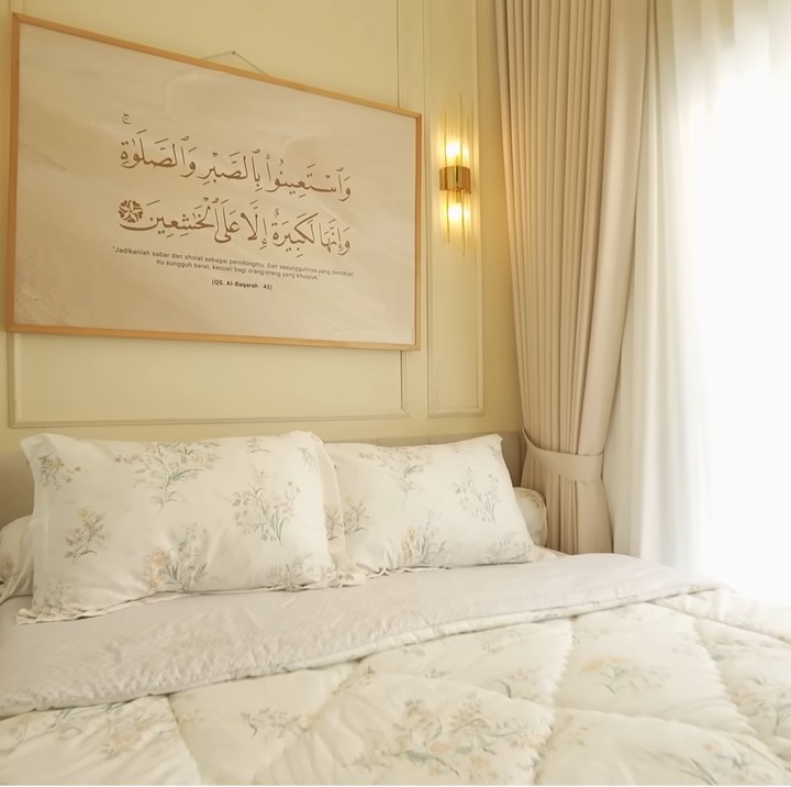 <p>Bagian kamar tamu dibuat tak kalah cantik dari kamar mereka, lho. Pasangan ini ingin membuat tamu yang menginap merasa nyaman. "Kalau warna kamar tamu lebih ke krem dan putih, kalau kamar kita kan cokelat," papar Yunda. (Foto: YouTube Taulany TV)</p>