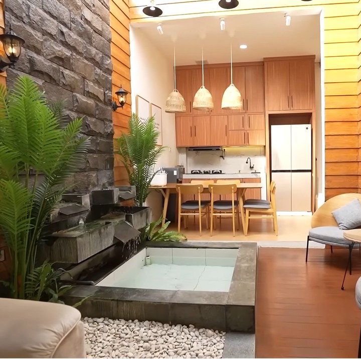 <p>Rumah Ustaz Dennis Lim didominasi dengan warna-warna bumi seperti cokelat, krem, dan putih. Ia juga memasang kolam ikan berukuran mungil untuk menambah kesan natural. "Suara gemericik air termasuk menenangkan. Bisa sambil melihat ikan juga," ucapnya. (Foto: YouTube Taulany TV)</p>