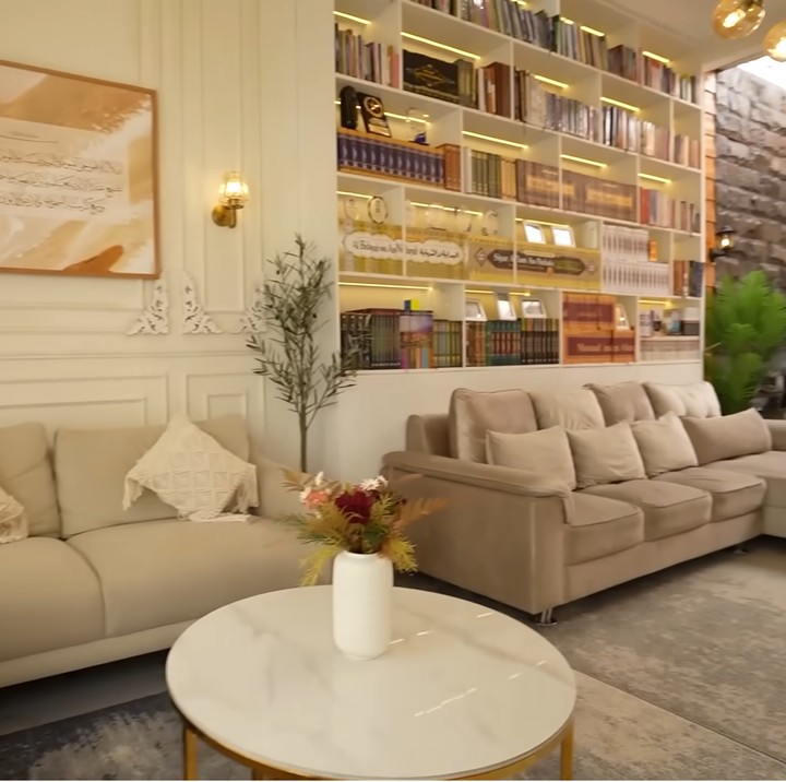 <p>Ustaz Dennis Lim dan sang istri, Yunda Faisyah menempati sebuah rumah mungil yang sangat estetik. Meski tak besar, hunian mereka terlihat sangat nyaman. (Foto: YouTube Taulany TV)</p>