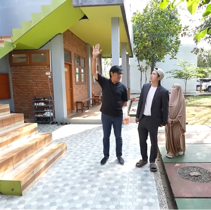 <p>Dalam waktu dekat, Ustaz Dennis Lim berencana untuk membangun asrama untuk santri perempuan. "Kalau yang laki-laki memang tinggal di sini, jadinya <em>boarding</em>. Kita lagi proses membangun tempat untuk yang perempuan juga," ungkapnya. (Foto: YouTube Taulany TV)</p>