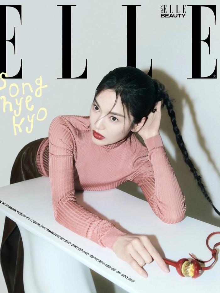 Baru-baru ini, ELLE Korea membagikan beberapa potret Song Hye Kyo untuk edisi September 2024 majalah tersebut. Kali ini, sang aktris tampil menawan dalam berbagai pose dan konsep./ Foto: Mok Jung Wook/ELLE Korea