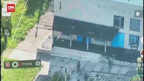 VIDEO: Momen Pria Buang Bendera Rusia dari Perbatasan Ukraina