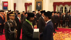 VIDEO: Prabowo, Surya Paloh, Airlangga Terima Gelar Tanda Kehormatan